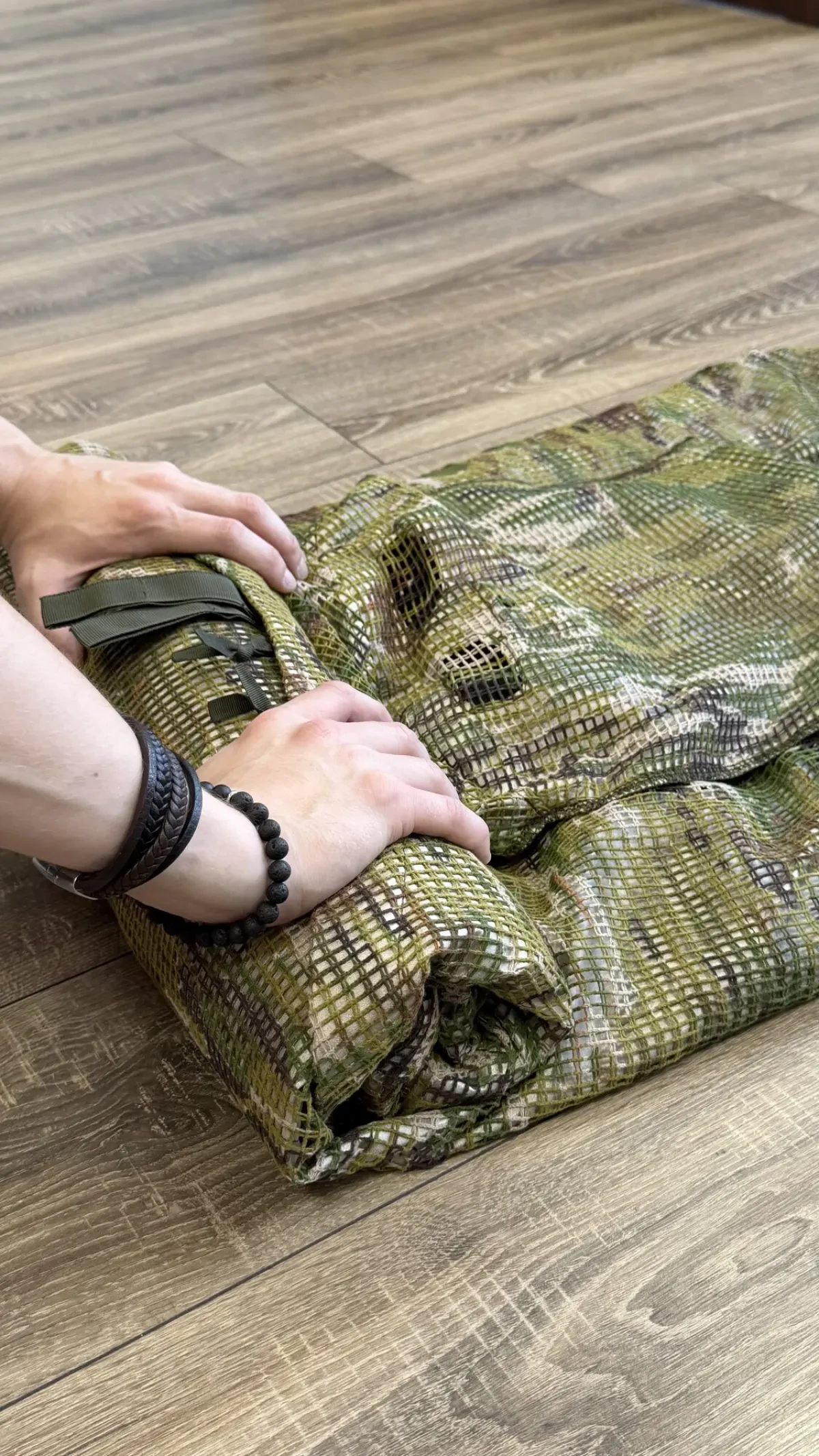 Починаючи з боку капюшона, виріб потрібно щільно згорнути в рулон.